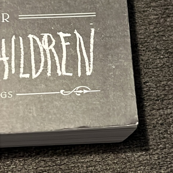 Miss Peregrines Home for Peculiar Children & Hollow City - Picture 3 of 6